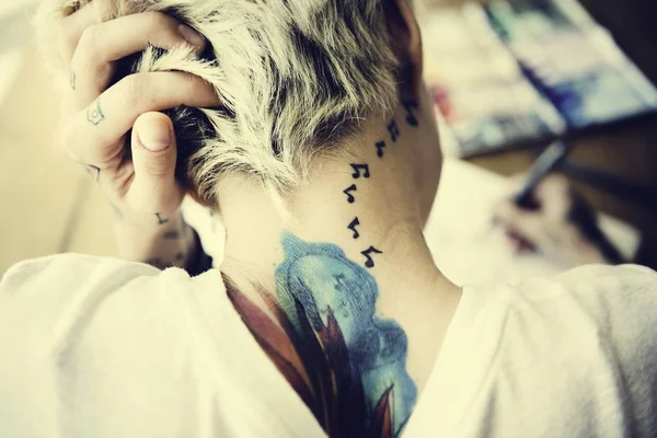 Γυναίκα με τατουάζ σχεδίασης — Φωτογραφία Αρχείου