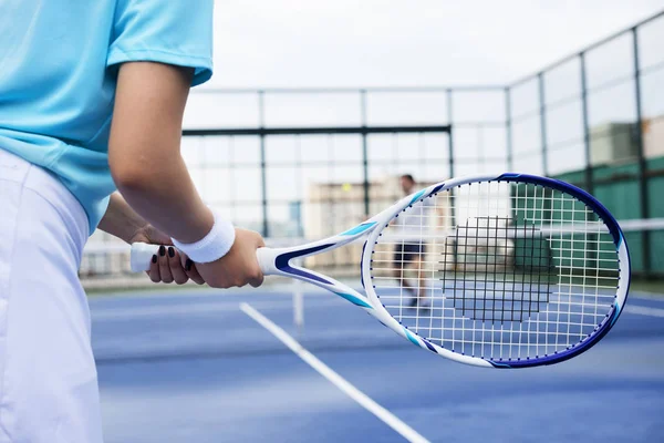 Personnes dans le court de tennis — Photo