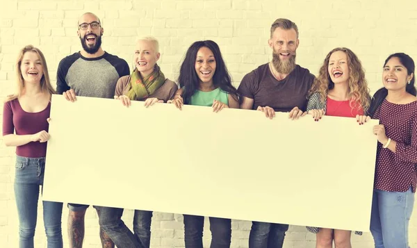 Menschen halten Plakat hoch — Stockfoto