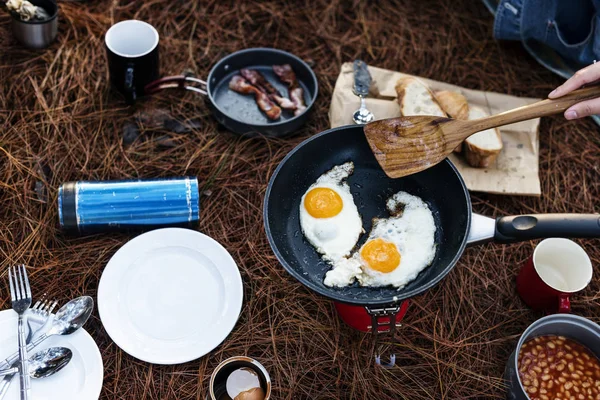 Pessoa cozinhar comida ao ar livre — Fotografia de Stock