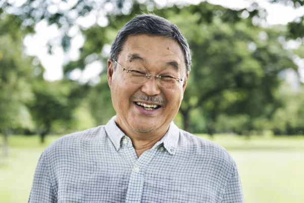 Sênior japonês homem sorrindo — Fotografia de Stock