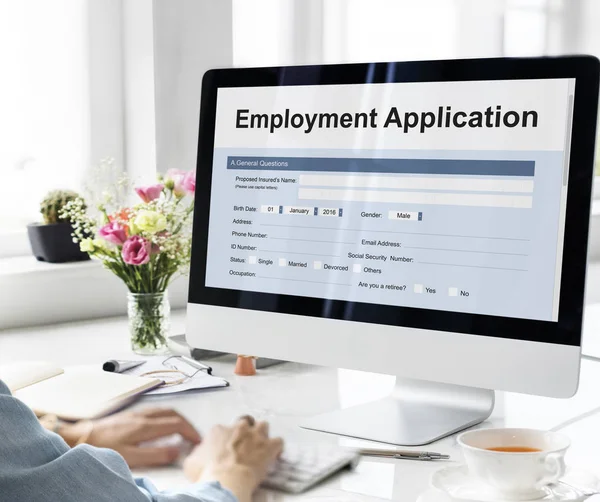 Frau arbeitet mit Computer — Stockfoto