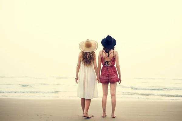 Meninas amizade na praia — Fotografia de Stock