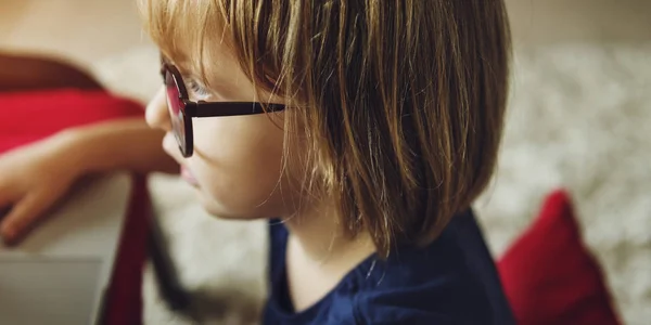 Dziewczynka w okulary za pomocą laptopa — Zdjęcie stockowe