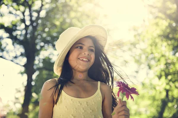 Linda chica con flor en el bosque — Foto de Stock