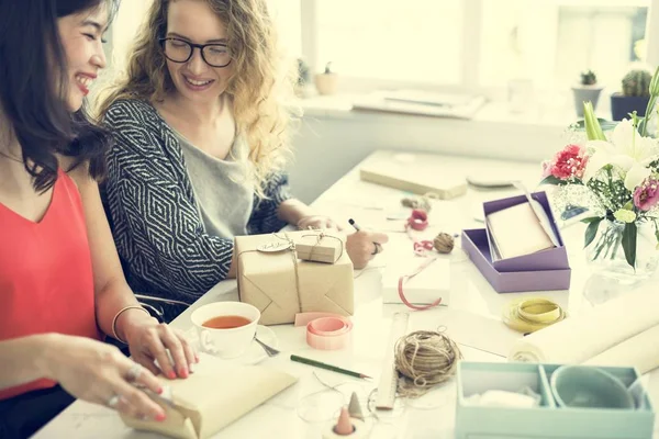 Vrouwen werken samen — Stockfoto