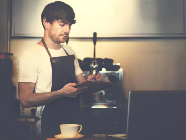 Przystojny barista praca w kawiarni — Zdjęcie stockowe