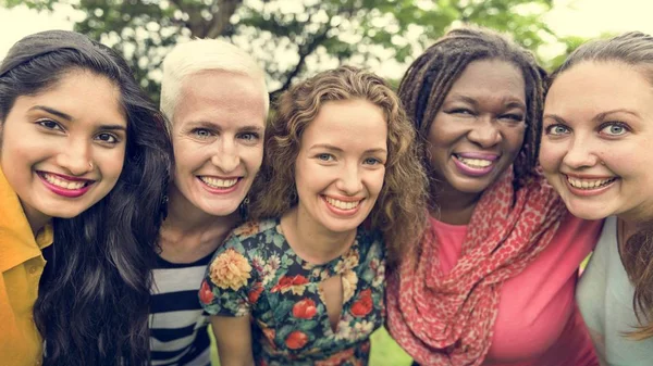 Friends spend time in the park — Stock Photo, Image