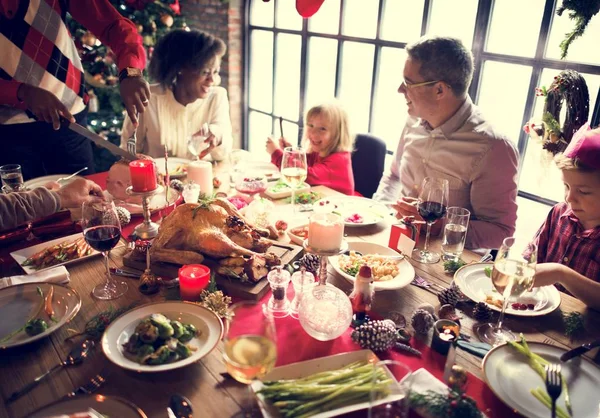 Familie am Tisch mit festlichem Abendessen — Stockfoto