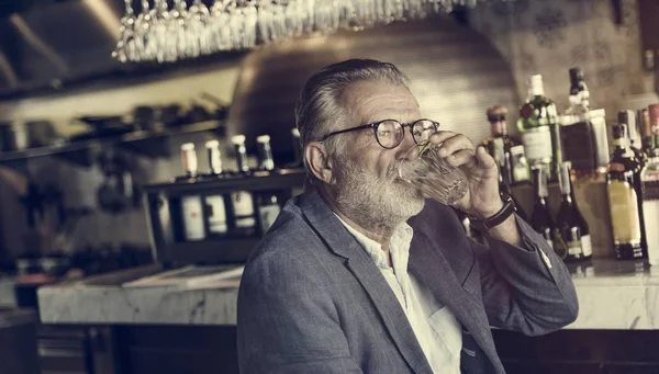 Uomo anziano che beve al bar — Foto Stock