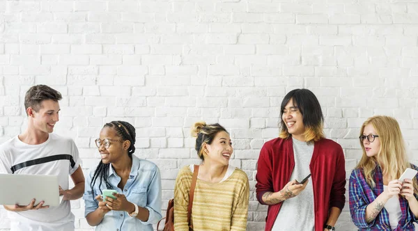 Diversidad Estudiantes usando dispositivos digitales — Foto de Stock