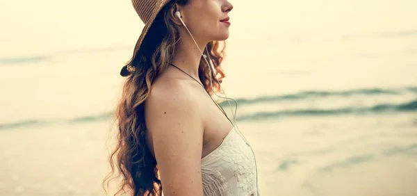 여름 모자에 있는 아름 다운 여자 — 스톡 사진