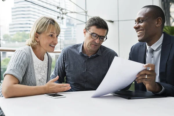 Affärsmän ha diskussion vid möte — Stockfoto