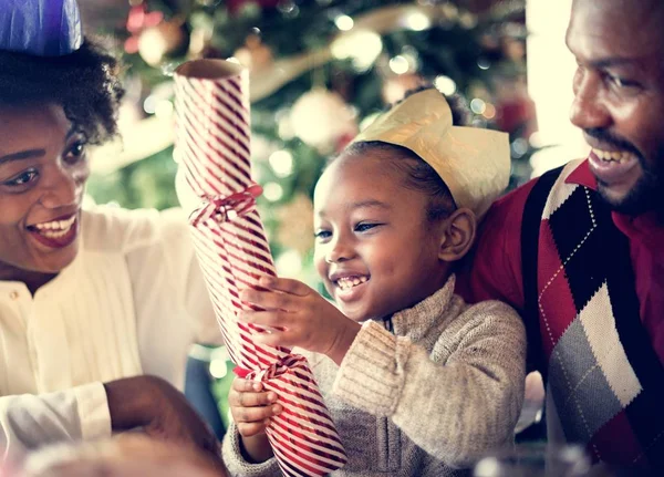 Bambina apre un regalo di festa — Foto Stock