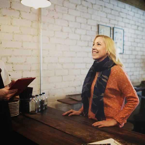 Femme Client dans le café — Photo