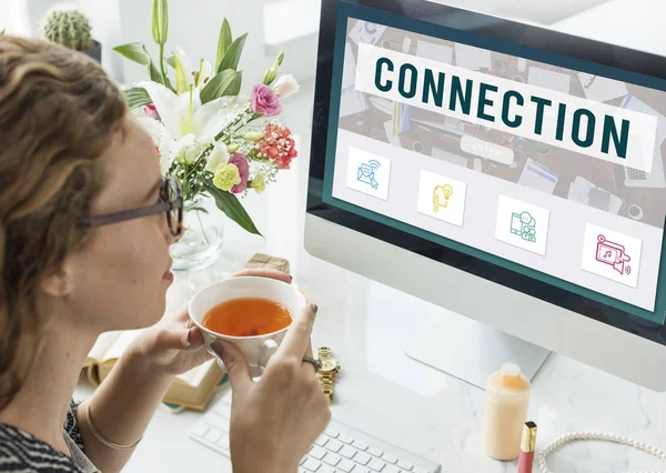 Vrouw die met een computer werkt — Stockfoto