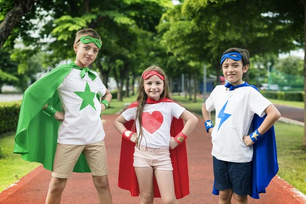 Niños con disfraces superhéroes —  Fotos de Stock