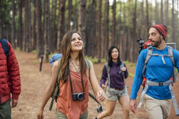 Giovani amici viaggiatori nella foresta — Foto Stock