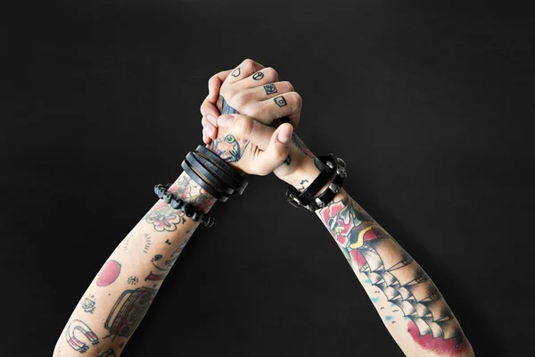 Les mains de femme tatouées — Photo