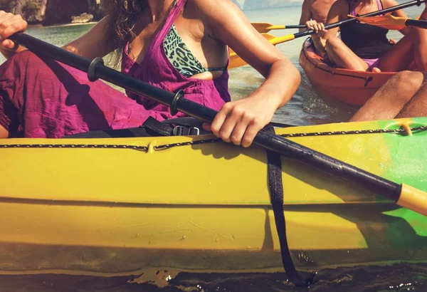 Mensen kajakken in de zee — Stockfoto