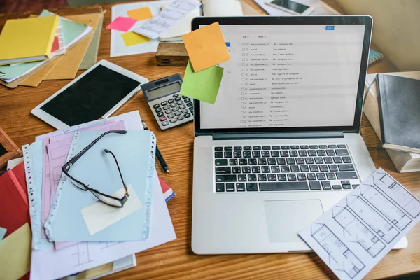 Local de trabalho com laptop — Fotografia de Stock