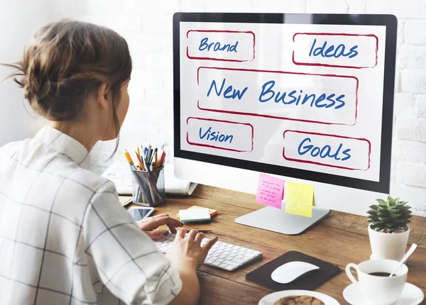 Mujer trabajando en estudio de diseño — Foto de Stock