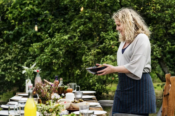 Housewife preparing table for dinner — Stock Photo, Image