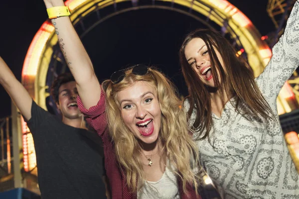 Mejores amigos en el parque de atracciones —  Fotos de Stock