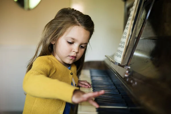 Adorable fille jouant du piano — Photo