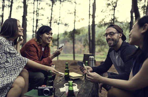 Jovens amigos viajantes na floresta — Fotografia de Stock