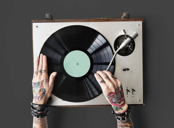 Händer i tatueringar med Vinyl — Stockfoto