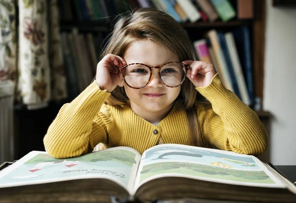 Bedårande flicka läsa bok — Stockfoto