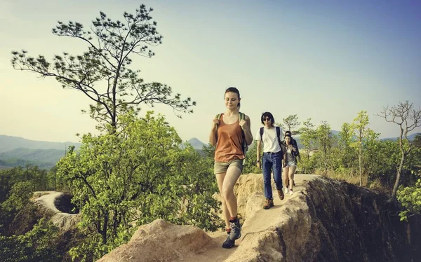 Jóvenes amigos viajando —  Fotos de Stock