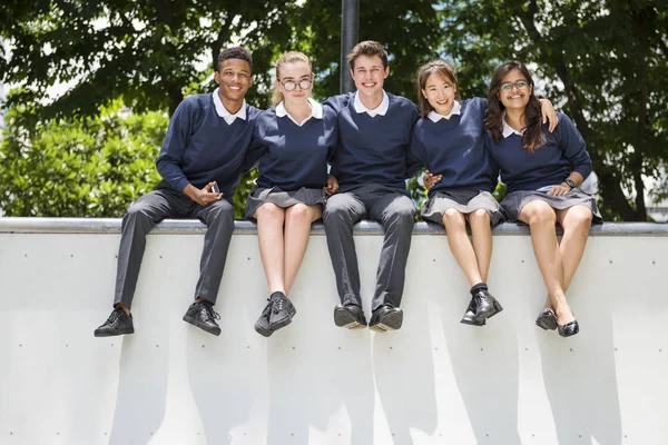 Olika studenter i College Uniform — Stockfoto