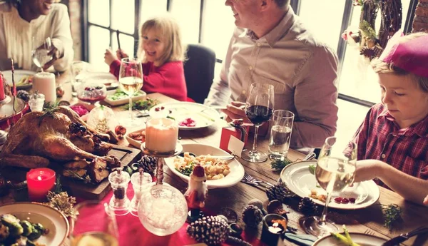 Familie am Tisch mit festlichem Abendessen — Stockfoto