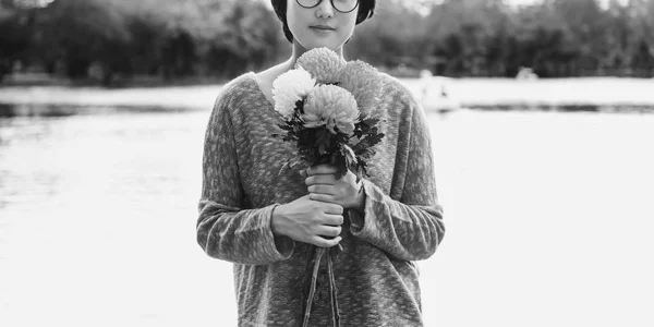 Junge Frau mit Blumen — Stockfoto