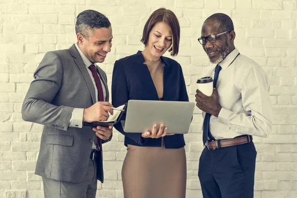 Geschäftsteam arbeitet zusammen — Stockfoto