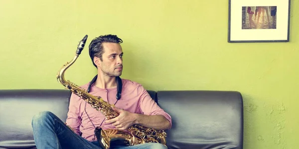 Bello jazzman holding sassofono — Foto Stock