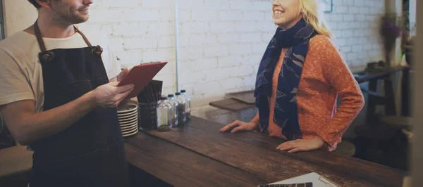 Barista i klienta w restauracji — Zdjęcie stockowe