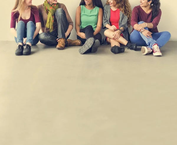 Жінки сидять на підлозі — стокове фото