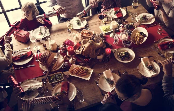 お祝いディナーのテーブルで家族 — ストック写真