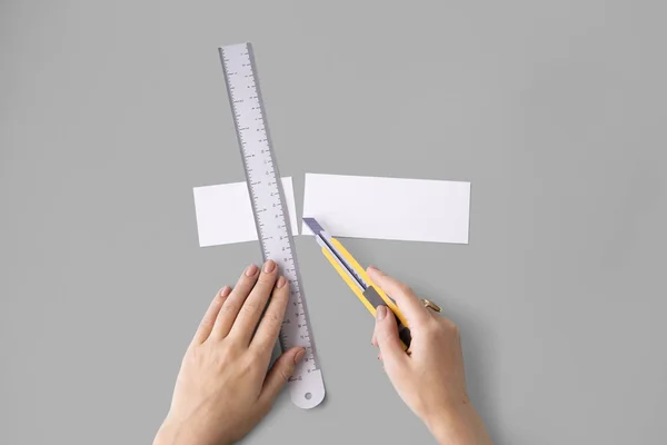 Mãos deslizamento de corte de papel — Fotografia de Stock