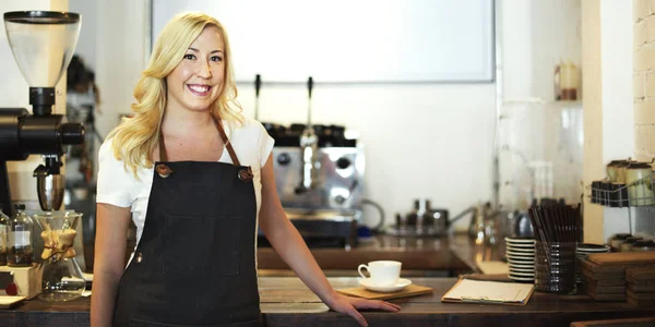 Rubia mujer barista en la cafetería — Foto de Stock