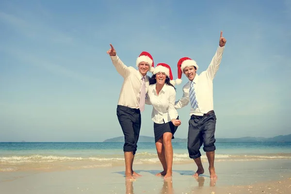 Colegas de negócios em Santa Hats on Beach — Fotografia de Stock