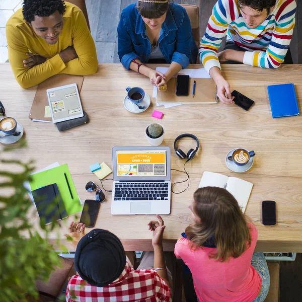 Estudantes aprendendo juntos — Fotografia de Stock