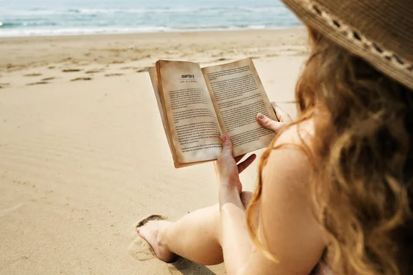 Hermosa mujer leyendo libro — Foto de Stock