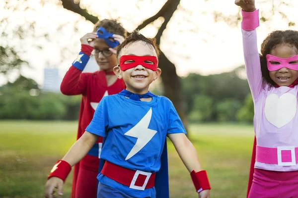 Супергерой Діти грають разом — стокове фото