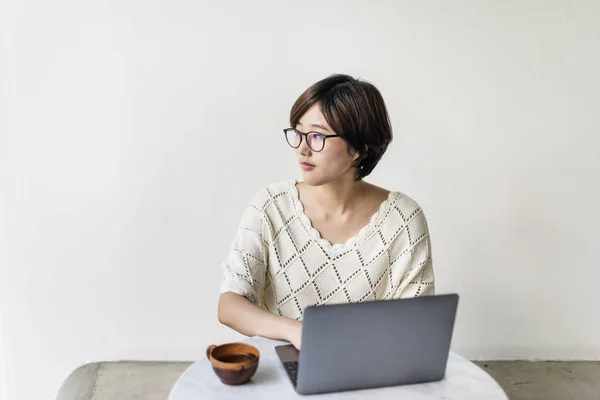 Wanita menggunakan laptop di meja — Stok Foto