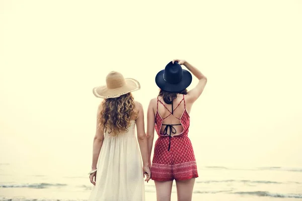 Meisjes vriendschap op strand — Stockfoto