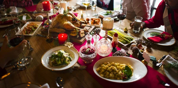 Famille à table avec un dîner festif — Photo